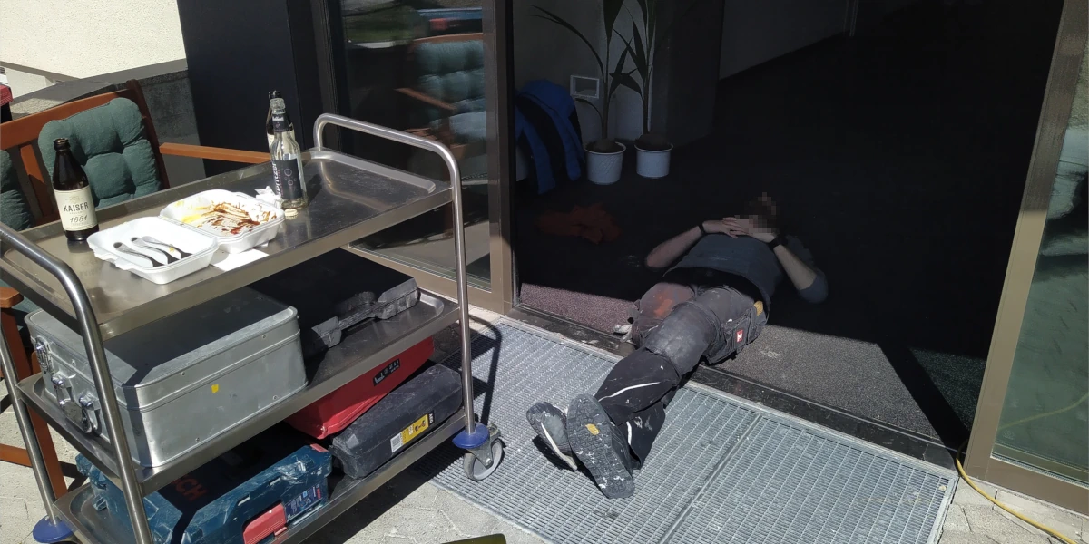 Auf dem Boden liegende Person in Schlafhaltung