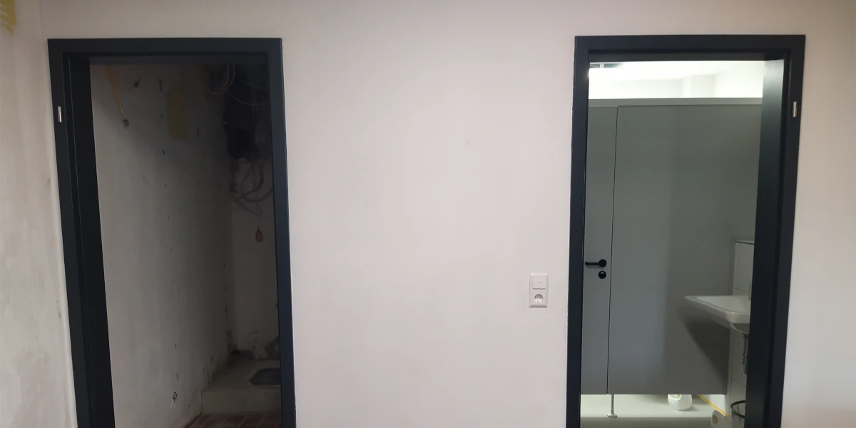 Unfertige abgehängte Decke mit Sauerkrautplatten