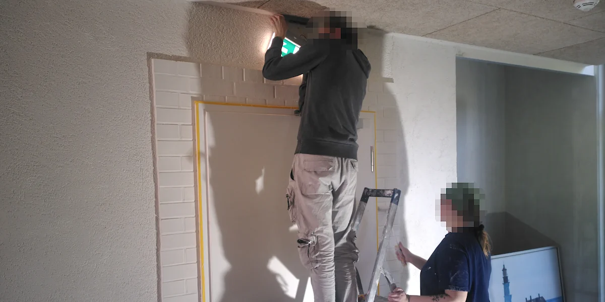 2 Personen streichen eine Wand