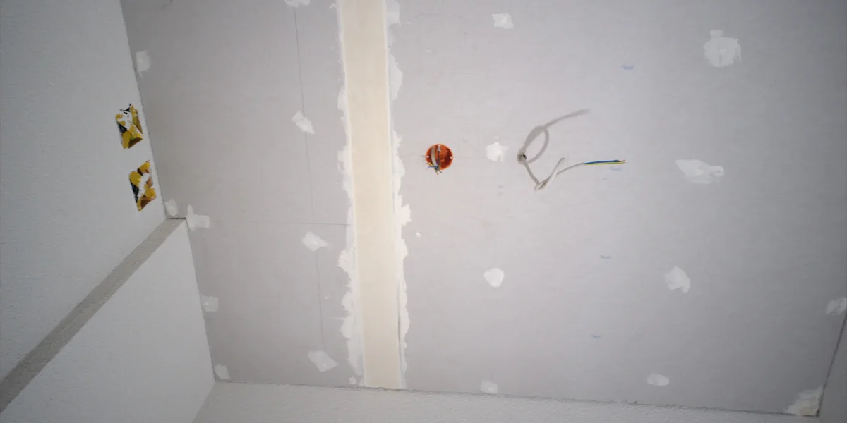 Decke mit Schallschutz (Sauerkrautplatten)