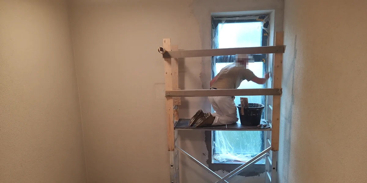 Neuer Bodenbelag in Aufzug und WC