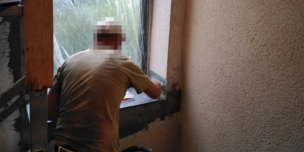 2 Personen streichen eine Wand