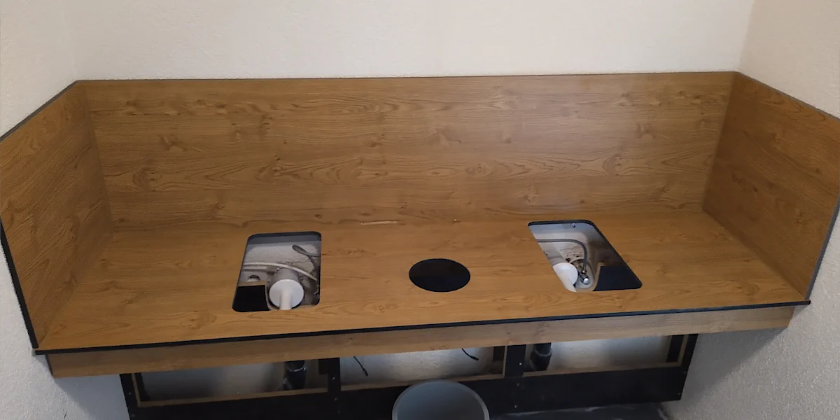 Neue Waschbecken in dem WC