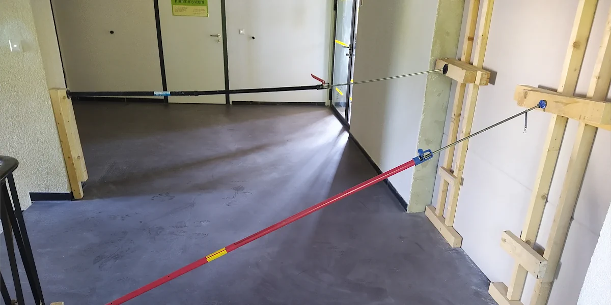 Auf dem Boden liegende Person in Schlafhaltung