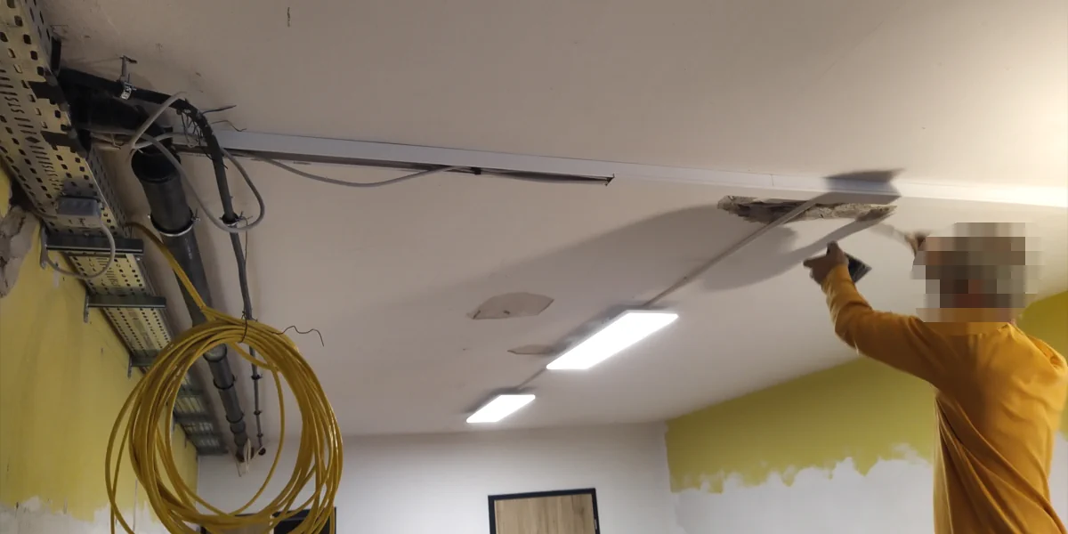 Decke mit Schallschutz (Sauerkrautplatten)