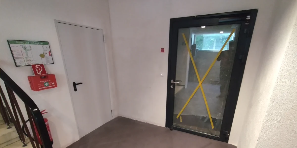 Auf dem Boden liegende Person in Schlafhaltung