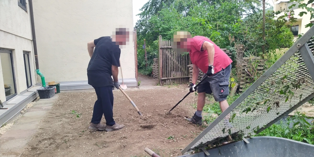 Auf dem Boden liegende Person in Schlafhaltung