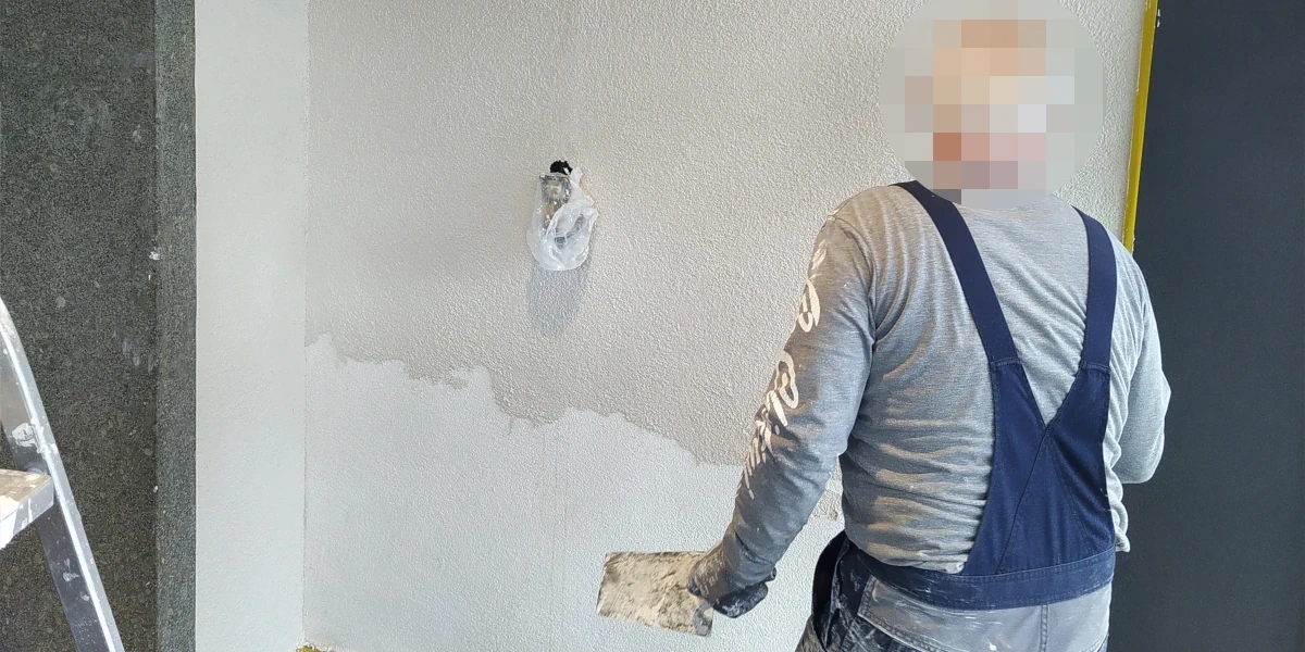 jemand verputz eine Wand im Eingangsbereich