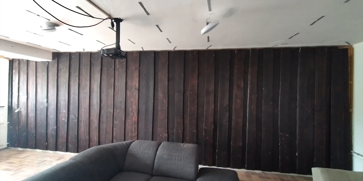 neue dunkle Bretterwand im Jugendraum