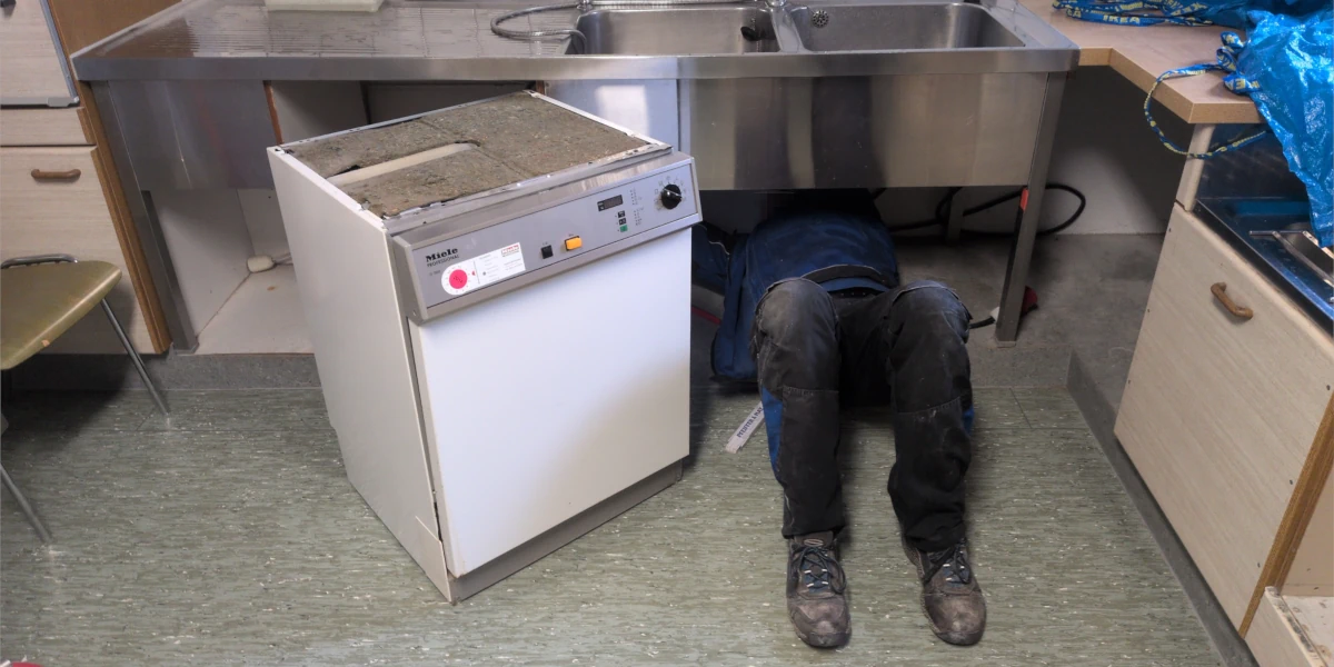 Ausbau einer Spülmaschine