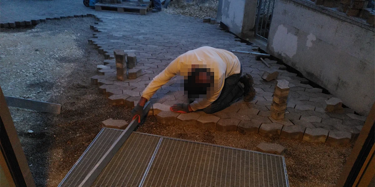 Eingangsfläche mit neu verlegtem Pflaster